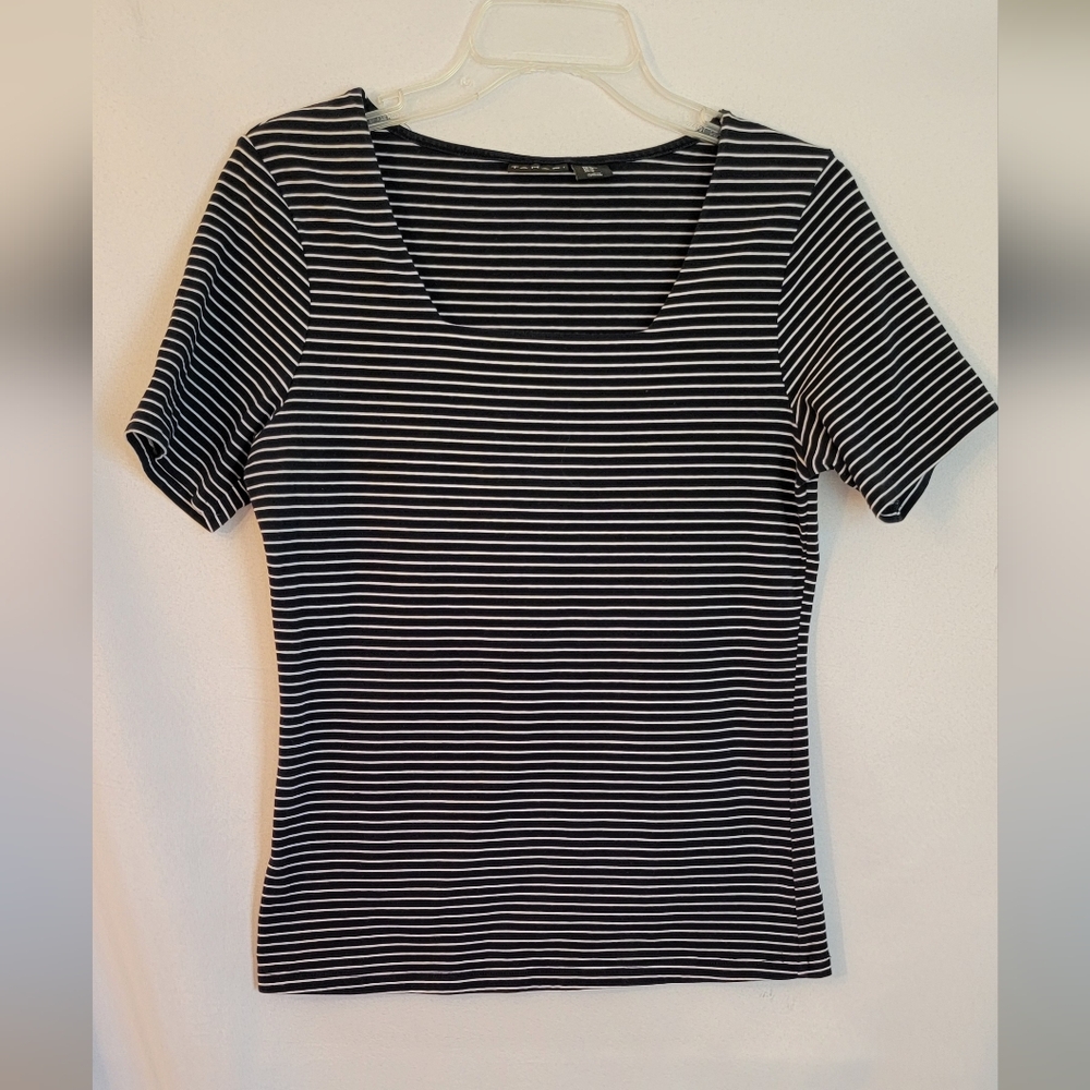 Tahari Fitted Short Sleeve Tee Size M